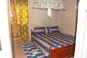 sypialnia z łóżkiem w pokoju z zasłonami w obiekcie Munyana homestay w mieście Rwinkwavu