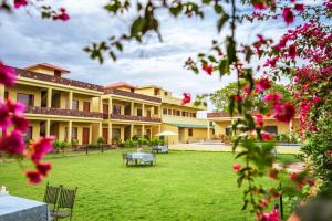 a view of the courtyard of a resort with pink flowers at RajBagh by Aaryam in Sawāi Mādhopur