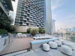 Swimming pool sa o malapit sa Luxury 3-bedroom apartment with a stunning view of the Burj Khalifa and the Fountain