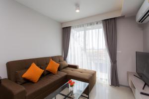 Televízia a/alebo spoločenská miestnosť v ubytovaní 6th Avenue Surin Beach Condo by Thai Apart