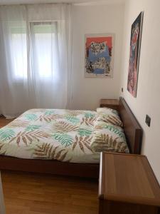 1 dormitorio con cama y mesa de madera en The Princes House, en Grisignano di Zocco
