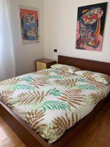een bed met een dekbed in een slaapkamer bij The Princes House in Grisignano di Zocco