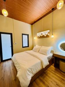 una camera con un grande letto e un lavandino di Boong Home - Pác Bó, Cao Bằng 