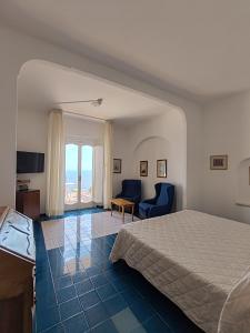 1 dormitorio con cama y vistas al océano en Grand Hotel Excelsior, en Amalfi
