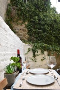 un tavolo con due piatti e bicchieri da vino sopra di Prive Apartment Thessaloniki-Easy Parking a Salonicco