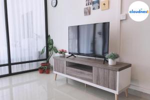 TV a/nebo společenská místnost v ubytování Pinnacle Kelana Jaya by Cloudnest