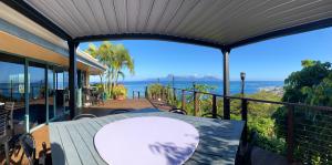 プナアウィアにあるSuite 2 à Temanahau Lodgeの海の景色を望むバルコニー(テーブル付)