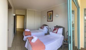 プナアウィアにあるSuite 2 à Temanahau Lodgeのタオルが敷かれたベッドが2つあるホテルの部屋