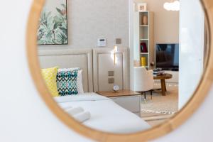 Habitación de hotel con cama y espejo en Charming Brand New 2BR close to the Beach, en Dubái