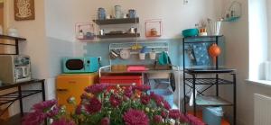 ein Zimmer mit einer Küche mit einem Blumenstrauß in der Unterkunft Enjoy Goerlitz Augustastrasse in Görlitz