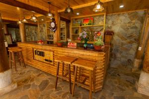 Area lounge atau bar di O'chau Homestay Sapa