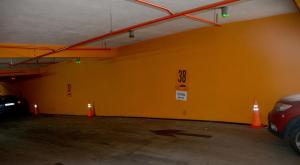 uma garagem vazia com uma parede amarela em KARAULA Apartments em Sarajevo