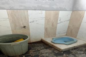 baño con aseo y cubo de basura en OYO Life 92982 Kost Berkah Ibu, en Lawang