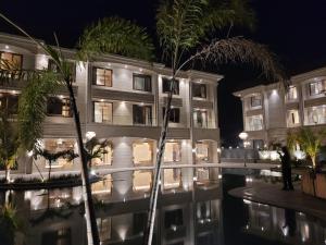 um hotel à noite com uma piscina em frente em The Imperial Prime Clarks inn Suites, Bhilwara em Bhīlwāra