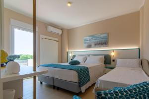 Habitación de hotel con 2 camas y ventana en Hotel Sporting en Vasto