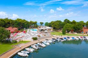 - Vistas aéreas al puerto deportivo de un complejo en Istrian Villas Plava Laguna en Umag