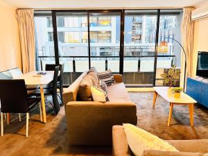 Χώρος καθιστικού στο ReadySet Apartments on Kavanagh