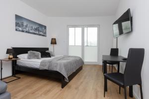 Postel nebo postele na pokoji v ubytování Wola Business Studios Kasprzaka by Noclegi Renters