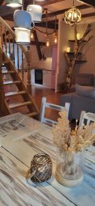 a table with a vase with dried plants on it at Altstadt-Liebe in Neuanbau