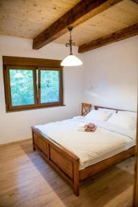 sypialnia z dużym łóżkiem w pokoju w obiekcie Villa Stanko Međugorje w mieście Čapljina