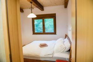 Dormitorio pequeño con cama y ventana en Villa Stanko Međugorje en Čapljina
