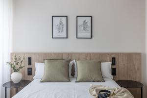 馬德里的住宿－Líbere Madrid Chamberí，卧室配有一张白色床,墙上挂有三张照片