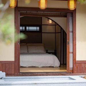 釜山的住宿－Seoseoillo，卧室设有一张玻璃门上的床铺