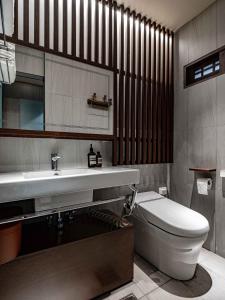 un baño con inodoro y lavabo en Seoseoillo, en Busan