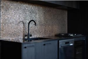 cocina con fregadero y pared de azulejos en The Rise, Ben Ohau, en Twizel