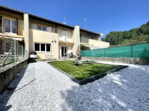 Maison Bleue ※ Carcassonne في قرقشونة: منزل كبير مع ساحة مع عشب