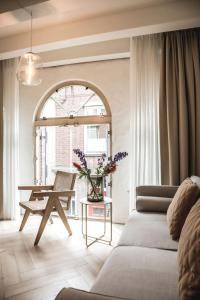 a living room with a couch and a table at Le Bon'Apart Suites in Gorinchem