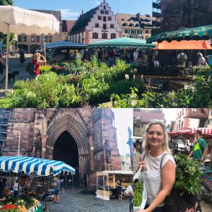 una mujer parada frente a un mercado al aire libre en Familien Themen-Appartement Freiburg in Sölden 3 Schlafzimmer, en Sölden