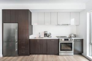 Kitchen o kitchenette sa Central Sq 3BR w WD nr MIT Kendall Sq BOS-367