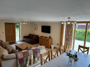 ein Wohnzimmer mit Couch und Tisch in der Unterkunft Poet's Cottage, Steep - Rural Location - Sleeps 6 in Steep