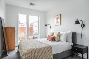 Kama o mga kama sa kuwarto sa Central Sq 3BR w WD nr MIT Kendall Sq BOS-367