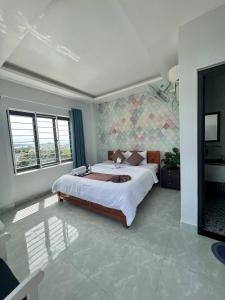 1 dormitorio con 1 cama grande en una habitación en Tony's House Hotel Mũi Né, en Ấp Thiện Phước