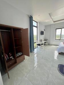 um quarto grande com uma cama e uma mesa em Tony's House Hotel Mũi Né em Ấp Thiện Phước