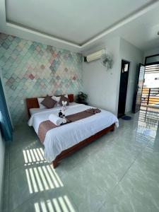 um quarto com uma cama grande num quarto em Tony's House Hotel Mũi Né em Ấp Thiện Phước