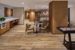 ニューヨークにある2BR 2BA Pool Doorman nr Times Sq NYC-126のリビングルーム(テーブル、椅子付)、バー