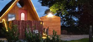 ein Holzhaus mit einer Lampe darüber in der Unterkunft Glasson Glamping Farm in Athlone