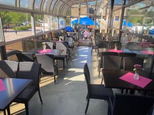 um restaurante com mesas e cadeiras com guardanapos cor-de-rosa em Hotel Tikkurila em Vantaa