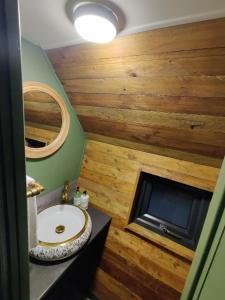 Koupelna v ubytování Glasson Glamping Farm + 37 fotografií