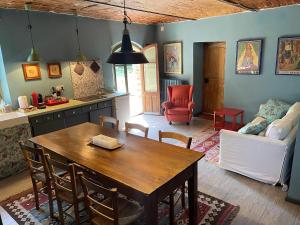 La Verbia في Sciolze: مطبخ وغرفة طعام مع طاولة وكراسي