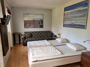 1 dormitorio con 1 cama y 1 sofá en Nyckelbo Vandrarhem, en Helsingborg