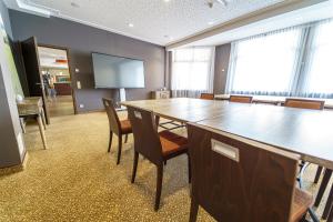 a large conference room with a large table and chairs at Einklang - Dein Hotel am Südhorn in Wendisch Rietz