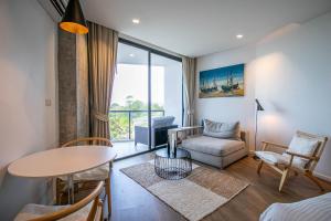 Posezení v ubytování Escape Condominiums Beachfront Suites - Mae Phim