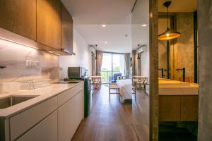 Kuchyň nebo kuchyňský kout v ubytování Escape Condominiums Beachfront Suites - Mae Phim