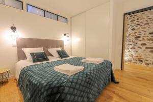 een slaapkamer met een bed met twee handdoeken erop bij Le Coeur de Ville splendide T2 plein centre in Annecy