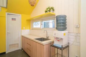 Een keuken of kitchenette bij Behomy 3C Residence near ICE BSD