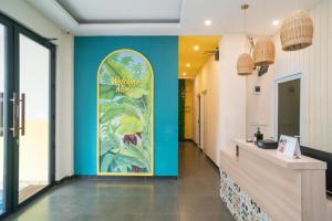 um corredor com uma parede colorida num restaurante em Behomy 3C Residence near ICE BSD em Tangerang
